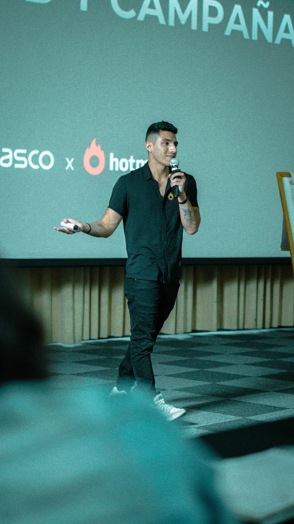 Julián Rodríguez hablando con micrófono en un evento presencial